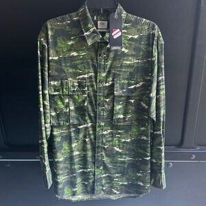 Levi’s Button Down Camo Long Sleeve oversized Small